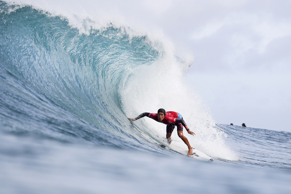 Kanoa Igarashi winning Heat 4 of Round Four of the Billabong Pipe Masters at Pipeine, Oahu, Hawaii. PHOTO: © WSL / Cestari