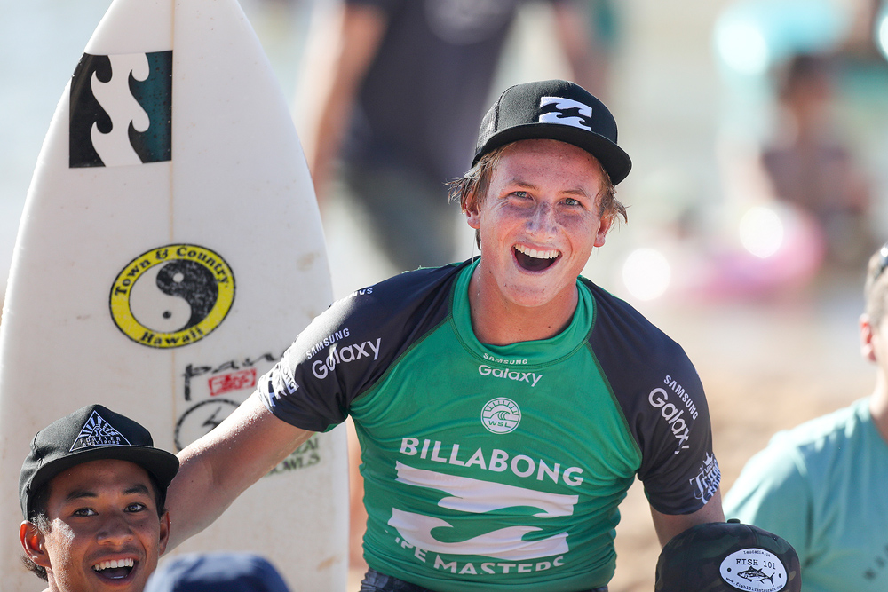 Finn McGill chaired up the beach as the WINNER of the Men's Pipe Invitational. © WSL / Cestari