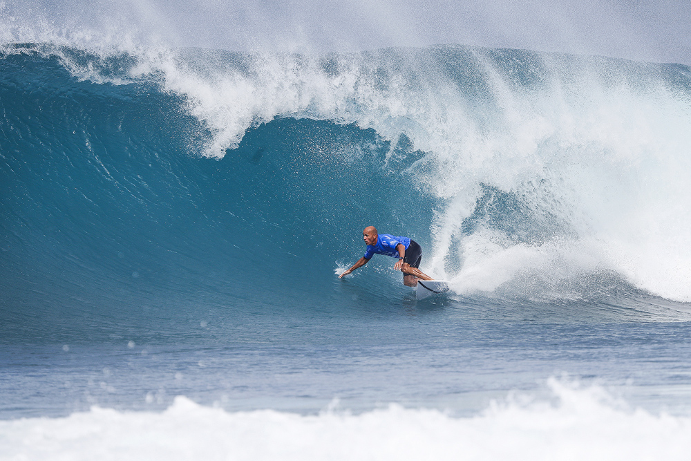 Kelly Slater winning Heat 3 of Round Five of the Billabong Pipe Masters at Pipeine, Oahu, Hawaii. PHOTO: © WSL / Poullenot